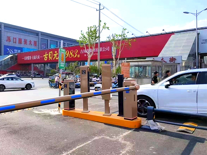 某服裝大廈停車場采用 “安快” 車牌識別系統