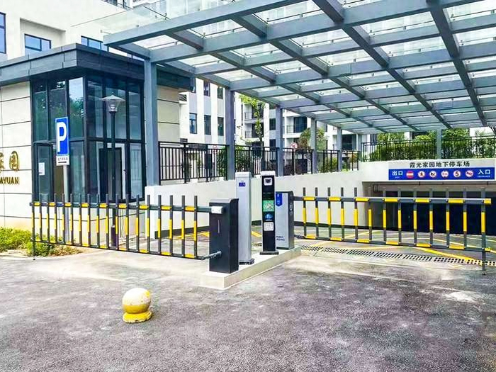 某地下停車場(chǎng)采用 “安快” 一進(jìn)一出柵欄道閘