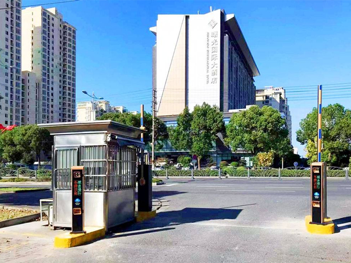 某小區(qū)采用 “安快” 一進一出對開直桿道閘停車管理