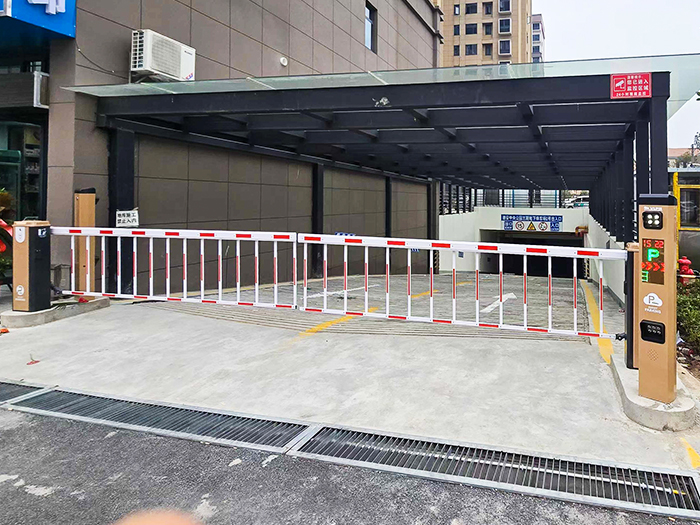 某地下停車場采用“安快”一進一出對開柵欄道閘現場圖